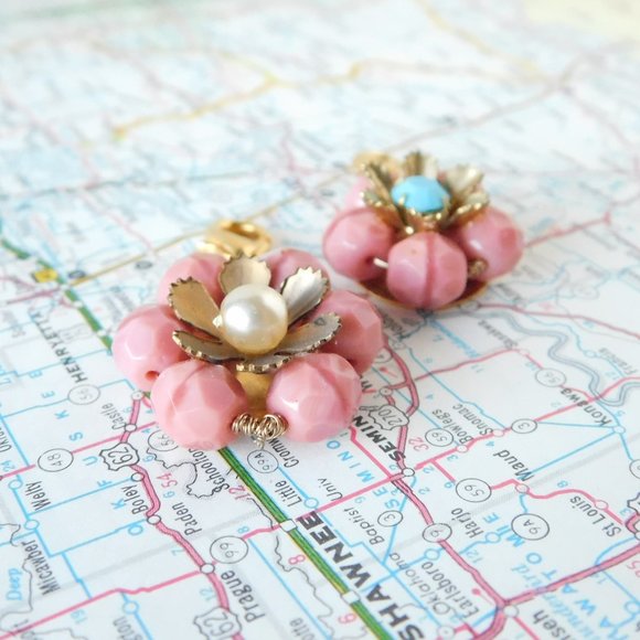 pair of pink beaded flower charms - Picture 3 of 4